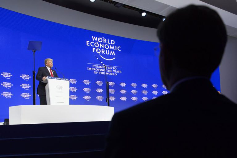 TRUMP APUPADO E ASSOBIADO  EM DAVOS APÓS MAIS UM ATAQUE CONTRA A IMPRENSA