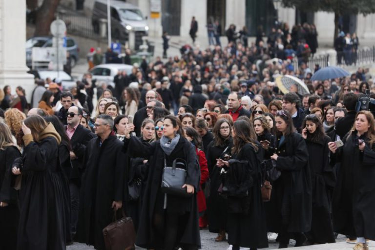 CENTENAS DE ADVOGADOS E SOLICITADORES EM PROTESTO MARCHAM PARA O MINISTÉRIO DA JUSTIÇA