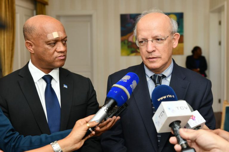 SANTOS SILVA DIZ QUE QUESTÕES POLÍTICAS NA GUINÉ-BISSAU DEVEM SER “DECIDIDAS POLITICAMENTE”