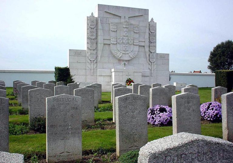 SOLDADOS PORTUGUESES MORTOS NA I GUERRA HOMENAGEADOS COM VITRAL EM IGREJA INGLESA