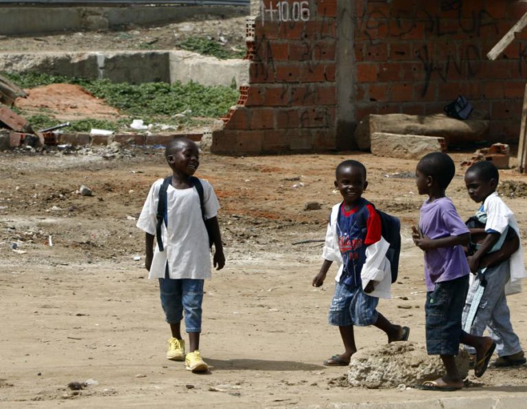 FALTAM VAGAS EM ESCOLAS DE LUANDA A UM MÊS DO INÍCIO DO ANO LETIVO DE 2018