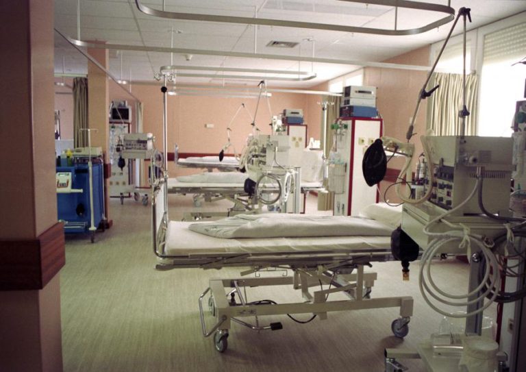 DÍVIDA DOS HOSPITAIS A LABORATÓRIOS E DISPOSITIVOS MÉDICOS SUPERIOR A 1,2 MIL ME