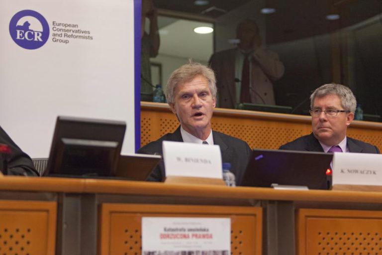 PARLAMENTO EUROPEU TIRA VICE-PRESIDÊNCIA A POLACO QUE CHAMOU NAZI A EURODEPUTADA