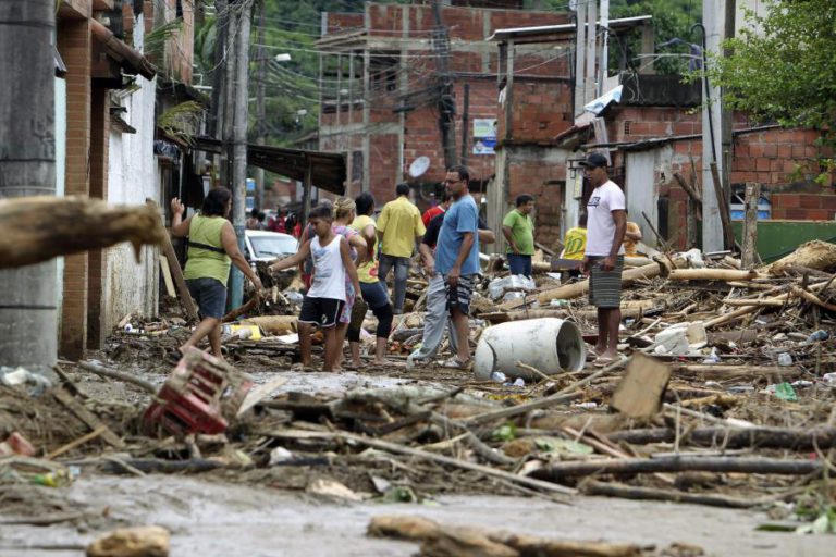 TEMPORAL NO RIO DE JANEIRO DEIXA PELO MENOS TRÊS MORTOS E BAIRROS ALAGADOS