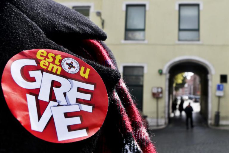 ENFERMEIROS MANTÊM GREVE APESAR DE ANÚNCIO DE PAGAMENTO DE SUBSÍDIO