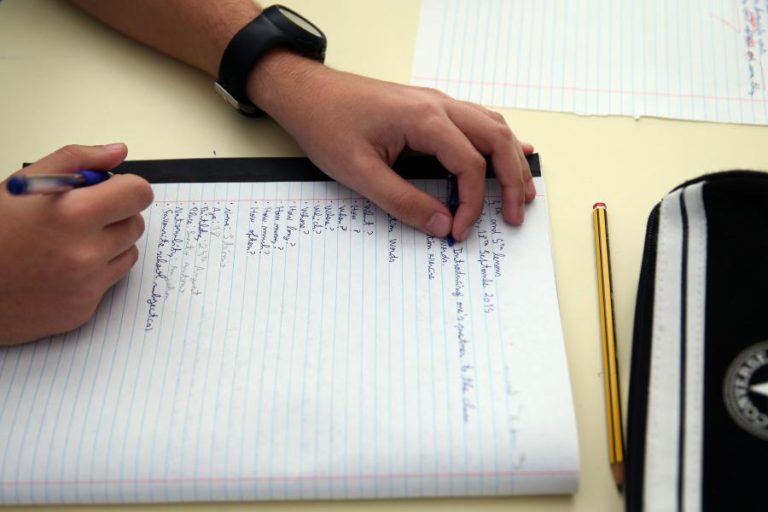 EXAMES/SECUNDÁRIO: ESCOLAS PÚBLICAS SOBEM NO ‘RANKING’ MAS SÓ APARECEM EM 28.º LUGAR