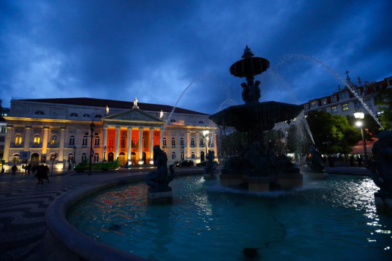 GOVERNO NOMEIA ADMINISTRAÇÃO DO TEATRO NACIONAL S. JOÃO E RECONDUZ A DO D. MARIA II