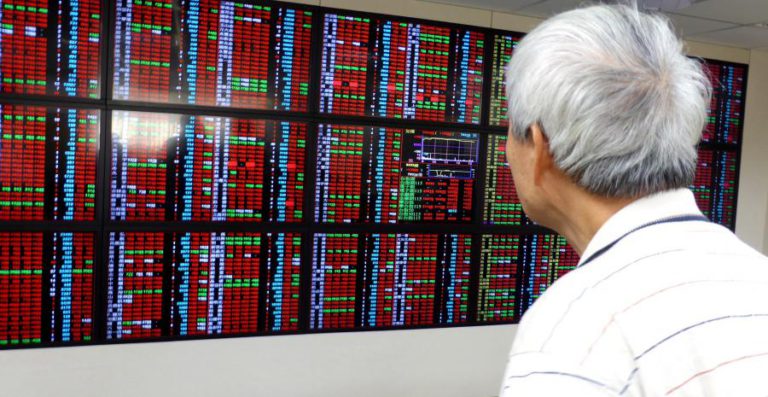 BOLSAS EM NOVA IORQUE NEGOCEIAM NO VERMELHO PRESSIONADAS POR MERCADO DO TRABALHO
