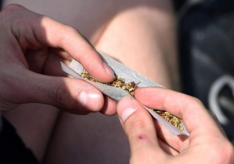 AUMENTA CONSUMO DE ÁLCOOL E CANÁBIS POR MULHERES E IDOSOS, SEGUNDO UM RELATÓRIO