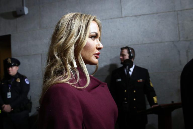 NORA DE TRUMP HOSPITALIZADA POR PRECAUÇÃO DEPOIS DE ABRIR CARTA COM PÓ BRANCO