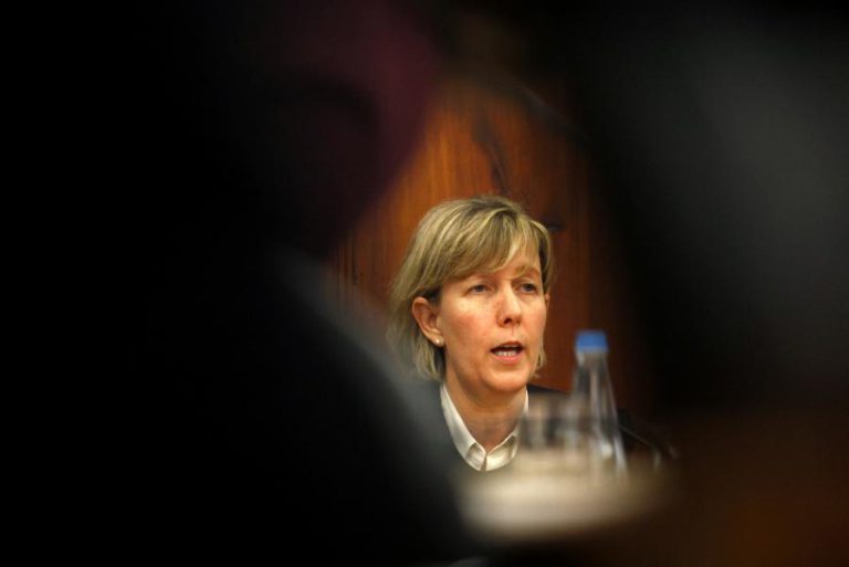 MARIA LUÍS ALBUQUERQUE DESAFIA GOVERNO A CORRIGIR TABELAS DE RETENÇÃO DO IRS