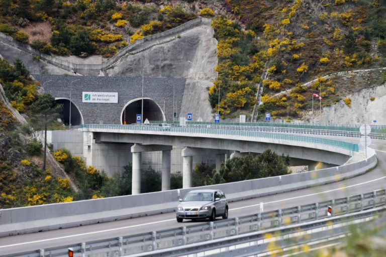 TRÂNSITO NORMALIZADO NO TÚNEL DO MARÃO DEPOIS DE INCÊNDIO EM AUTOMÓVEL