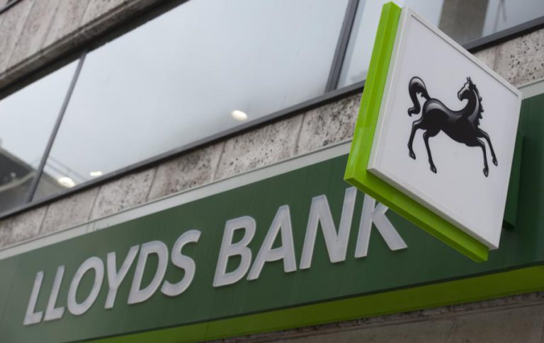 NOVA ESTRATÉGIA DO LLOYDS PREVÊ REDUÇÃO DE MIL TRABALHADORES