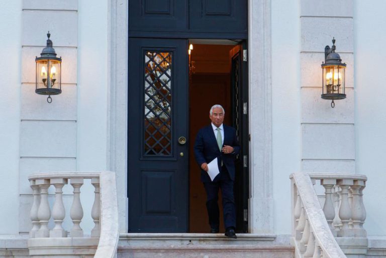 POLÍCIAS E MILITARES ENTREGAM MOÇÃO SOBRE CARREIRAS AO PRIMEIRO-MINISTRO