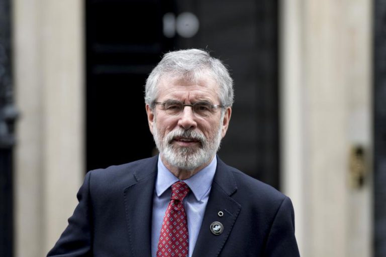 GERRY ADAMS ABANDONA A LIDERANÇA DO SINN FÉIN APÓS 34 ANOS