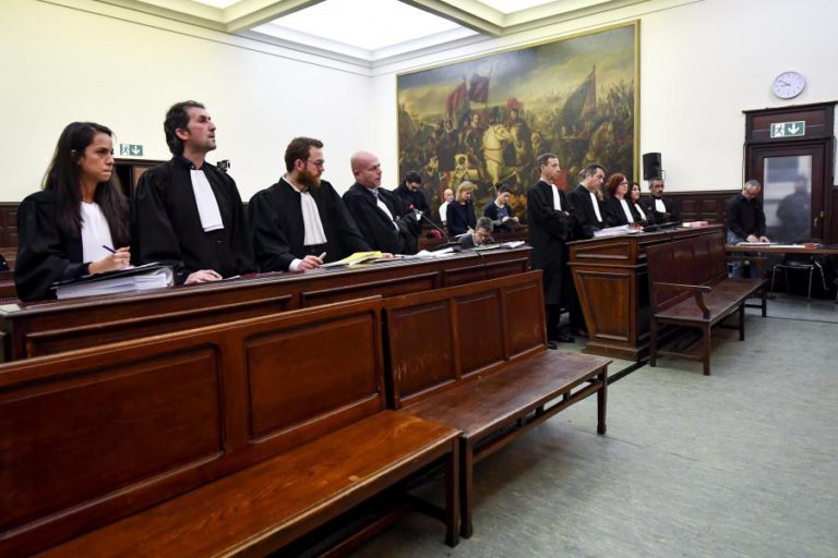 PRESUMÍVEL TERRORISTA ABDESLAM REMETE-SE AO SILÊNCIO EM JULGAMENTO EM BRUXELAS