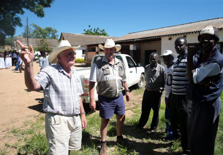 ZIMBABUÉ OFERECE ARRENDAMENTOS DE 99 ANOS A AGRICULTORES BRANCOS