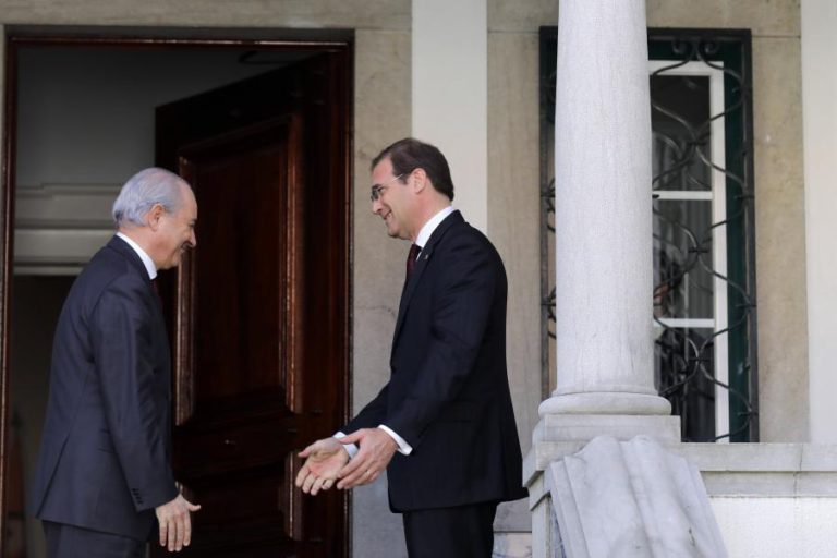 PASSOS RECUSA FALAR SOBRE FUTURO DO PSD E DIZ QUE NÃO É COMENTADOR