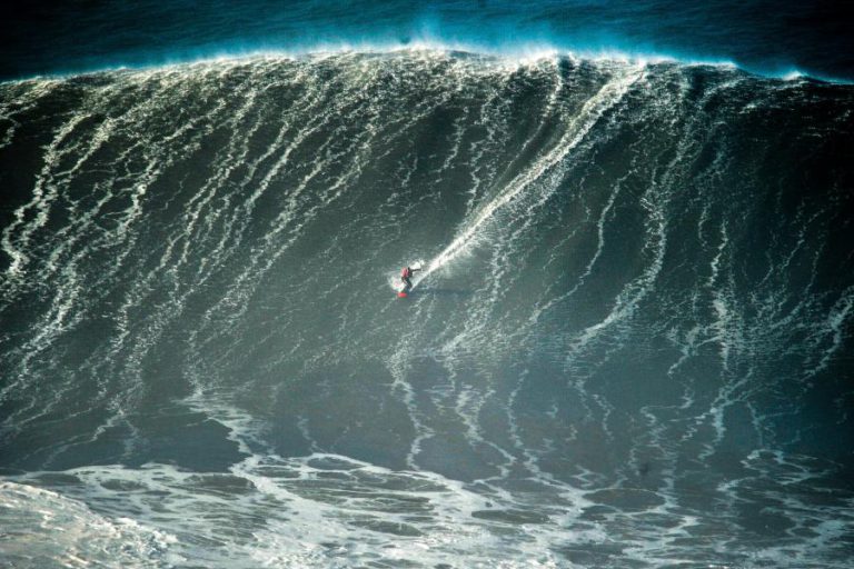 PROVA DA NAZARÉ DO CIRCUITO MUNDIAL DE ONDAS GIGANTES DISPUTADA NO SÁBADO