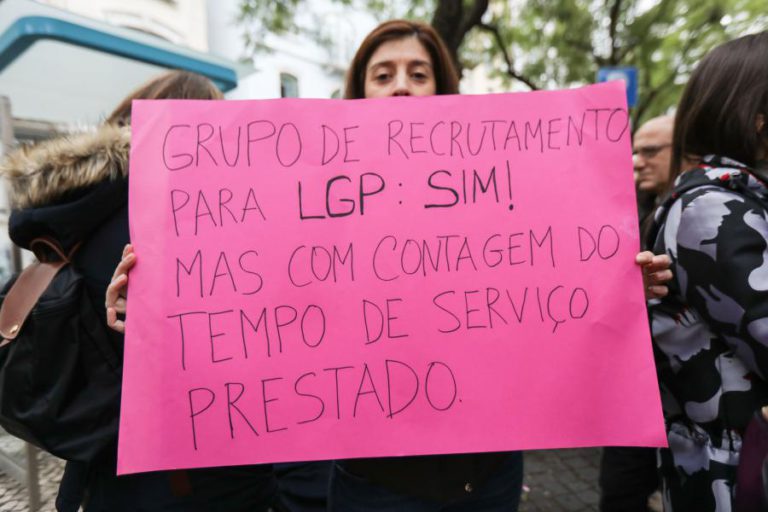 MARCELO PROMULGA PASSAGEM A DOCENTES DE TÉCNICOS DE LÍNGUA GESTUAL PORTUGUESA