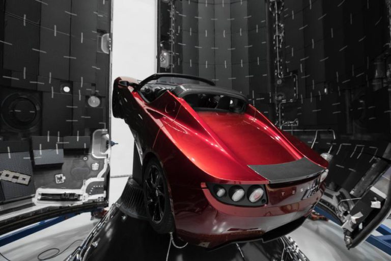 FOGUETÃO FALCON HEAVY PARTE PARA O ESPAÇO COM AUTOMÓVEL A BORDO