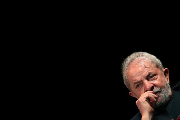 LULA DA SILVA NEGA QUE TENHA PENSADO EM FUGIR DO BRASIL