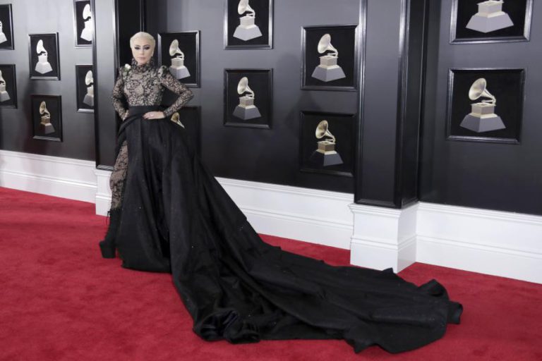 LADY GAGA CANCELA DEZ CONCERTOS POR ESTAR COM DORES FORTES