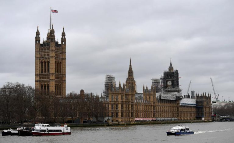 “PACOTE SUSPEITO” ENCONTRADO JUNTO AO PARLAMENTO DE LONDRES