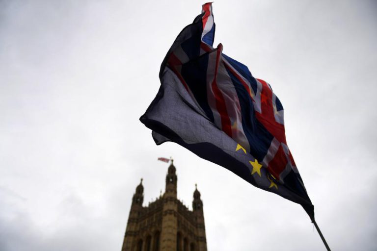 ‘BREXIT’ SEM ACORDO PODERÁ FORÇAR BRITÂNICOS A PEDIR VISTO GOLD PARA VIVER EM PORTUGAL