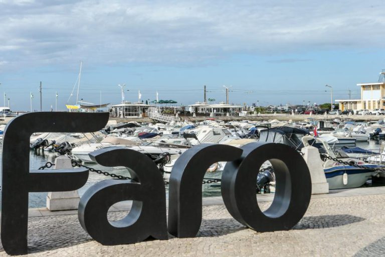 VENTO VIRA EMBARCAÇÕES E CAUSA ESTRAGOS EM VIATURAS EM FARO