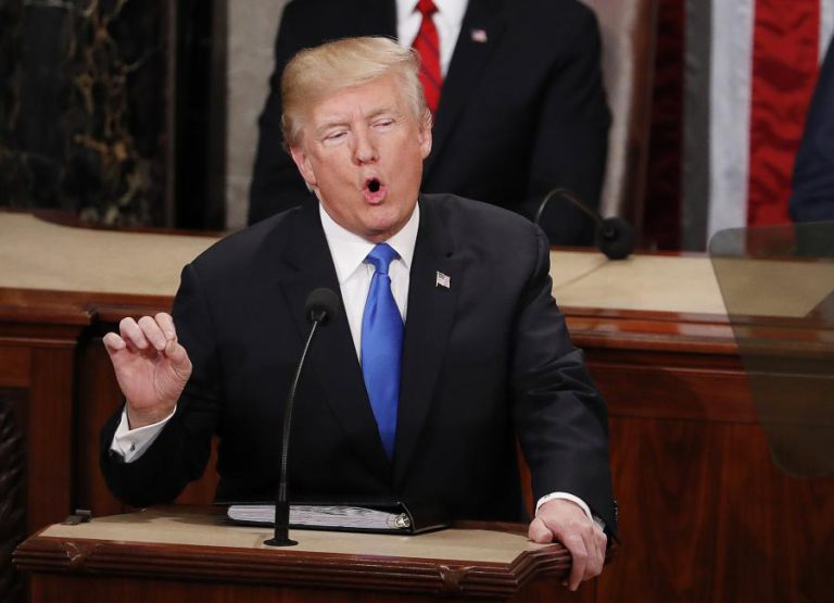 TRUMP ENIGMÁTICO QUANTO À POSSIBILIDADE DE DESPEDIR “NÚMERO DOIS” DA JUSTIÇA