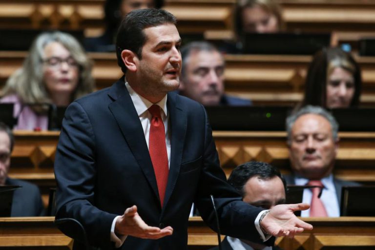 HUGO SOARES ACUSA CARLOS CÉSAR DE INSULTAR BANCADA DO PSD E ACONSELHA-O A ASSUMIR RESPONSABILIDADES