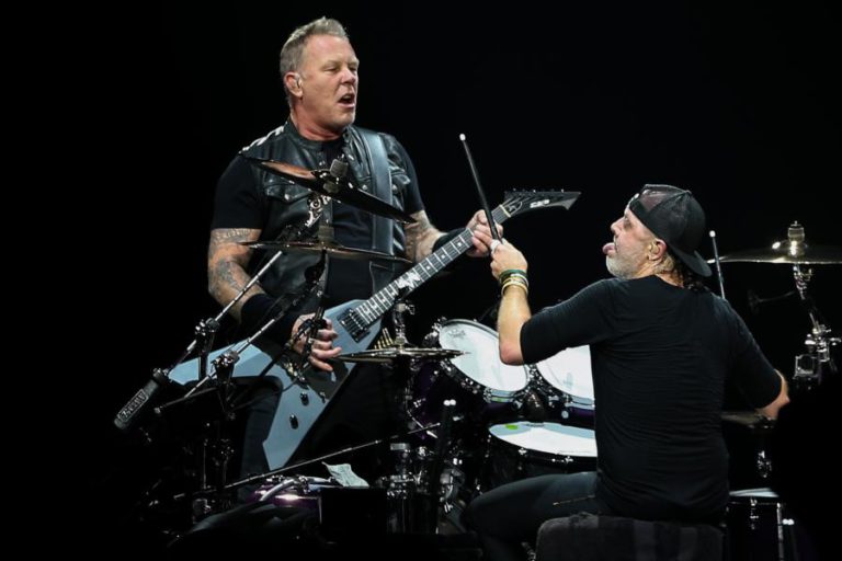 METALLICA NÃO DESILUDE E SURPREENDE FÃS COM TEMA DOS XUTOS E PONTAPÉS