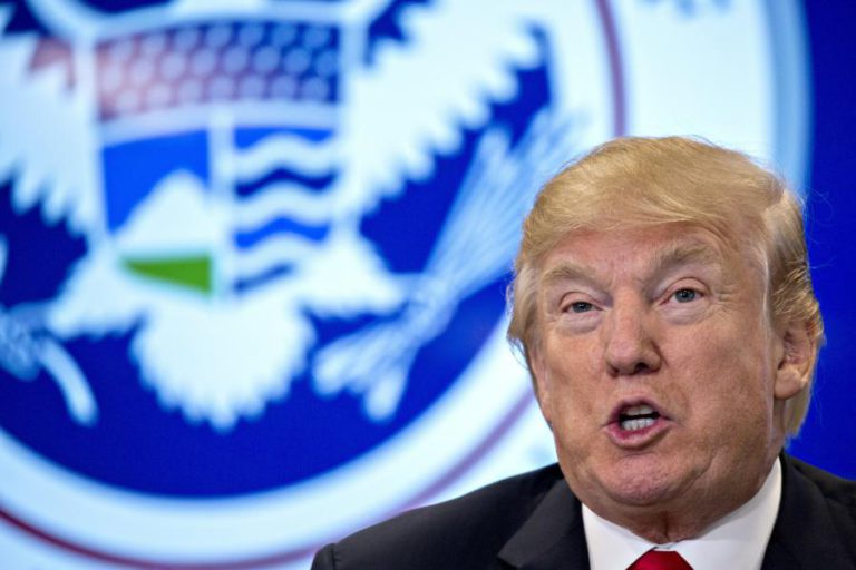 TRUMP AMEAÇA COM SANÇÕES PAÍSES QUE NÃO ACEITEM ACOLHER EMIGRANTES DEPORTADOS