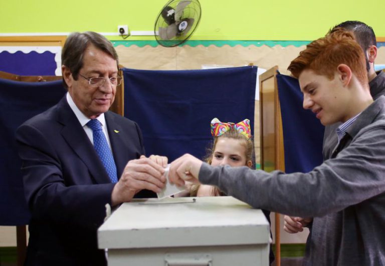 PRESIDENTE DO CHIPRE REELEITO PARA SEGUNDO MANDATO, SEGUNDO PROJEÇÕES