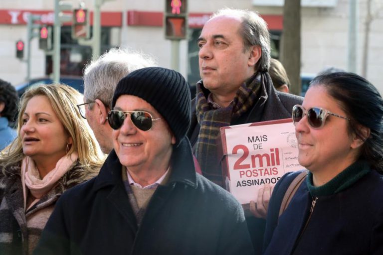 DEZENAS DE UTENTES PROTESTAM EM LISBOA CONTRA FECHO DAS ESTAÇÕES DOS CTT