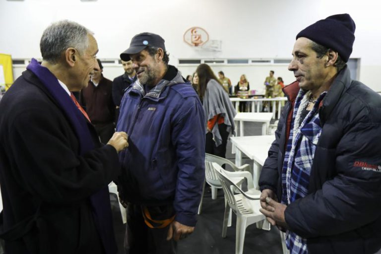 MAIS DE 80 REFEIÇÕES SERVIDAS A SEM-ABRIGO NO PAVILHÃO DA GRAÇA