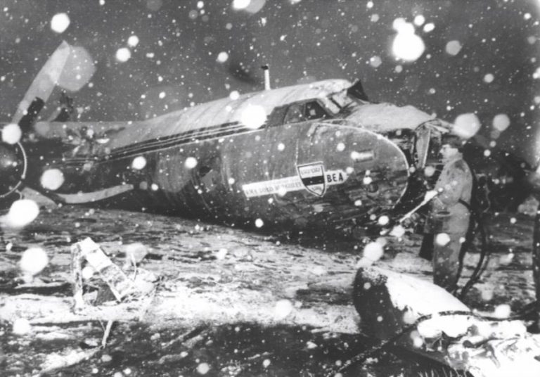 MANCHESTER UNITED HOMENAGEIA VÍTIMAS DO DESASTRE AÉREO DE MUNIQUE DE 1958