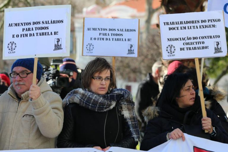 TRABALHADORES DA DISTRIBUIÇÃO PROTESTAM EM LISBOA POR MELHORES SALÁRIOS