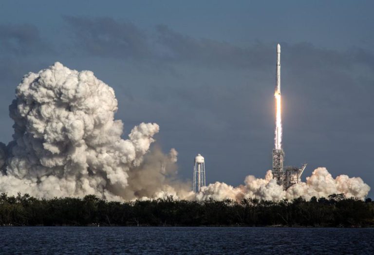 FOGUETÃO FALCON HEAVY DESCOLOU PARA VIAGEM DE TESTE COM CARRO A BORDO