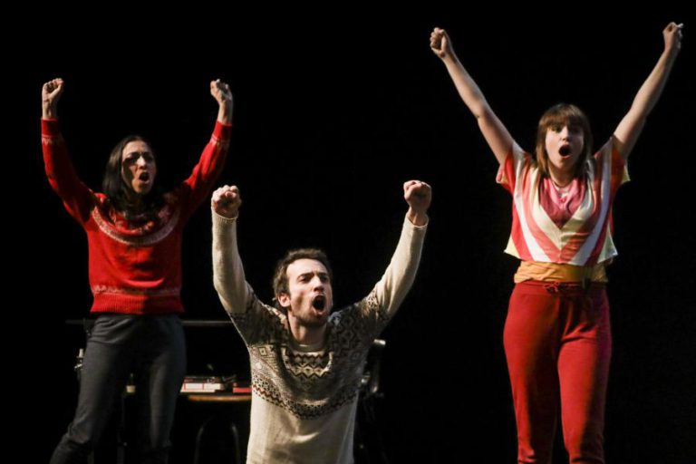 A REFLEXÃO SOBRE O TRABALHO OPERÁRIO VESTE TERMOTEBE NO PALCO DO TEATRO D. MARIA II
