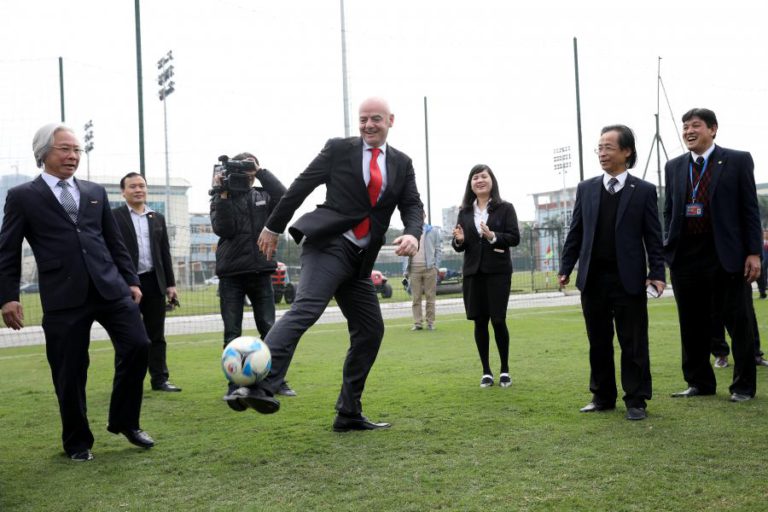 PRESIDENTE DA FIFA SUGERE QUE PARTE DO DINHEIRO DAS TRANSFERÊNCIAS VÁ PARA CLUBES