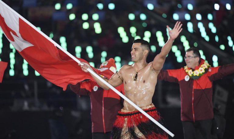 ATLETA DE TONGA NOVAMENTE EM TRONCO NU NA CERIMÓNIA DE ABERTURA DOS OLÍMPICOS DE PYEONGCHANG