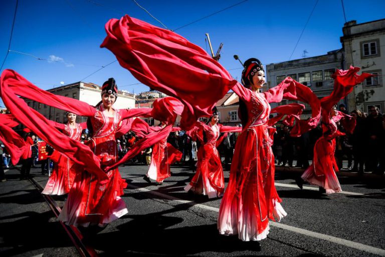 INTERCÂMBIO CULTURAL NO TRADICIONAL DESFILE DO ANO NOVO CHINÊS EM LISBOA