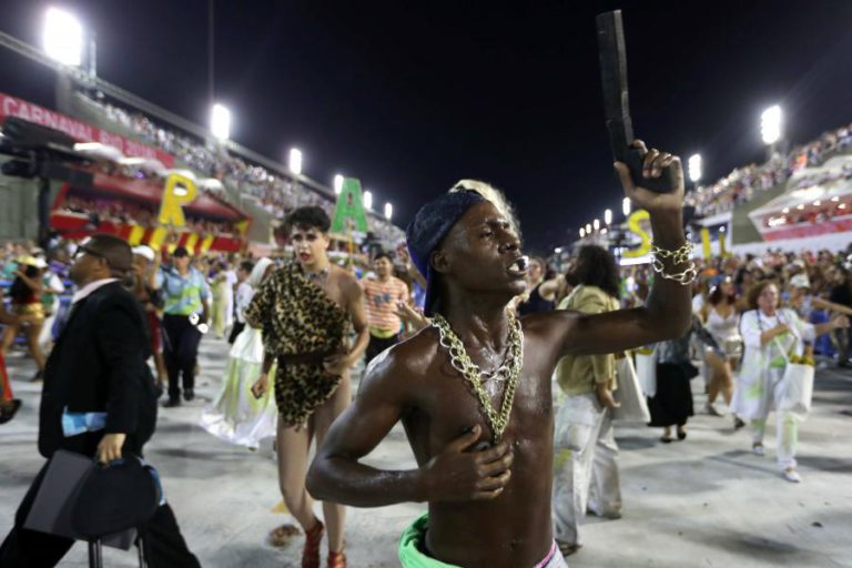 PROTESTOS CONTRA A VIOLÊNCIA NO RIO VOLTAM AO SAMBÓDROMO COM DESFILE DE ESCOLAS