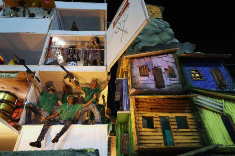 BEIJA-FLOR VENCE CARNAVAL NO RIO COM DESFILE CRÍTICO DA CORRUPÇÃO E VIOLÊNCIA NO BRASIL