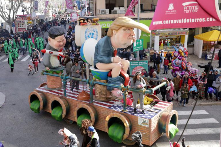 UM VERDADEIRO ‘OCEANO DE FOLIA’  INVADIU TORRES VEDRAS NO ÚLTIMO CORTEJO DO CARNAVAL