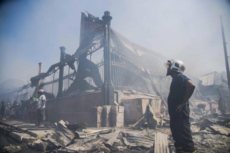 HISTÓRICO MERCADO DE FERRO DA CAPITAL DO HAITI DEVASTADO PELAS CHAMAS