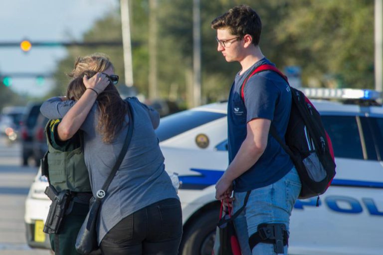 PELO MENOS 17 MORTOS EM TIROTEIO EM ESCOLA DOS ESTADOS UNIDOS