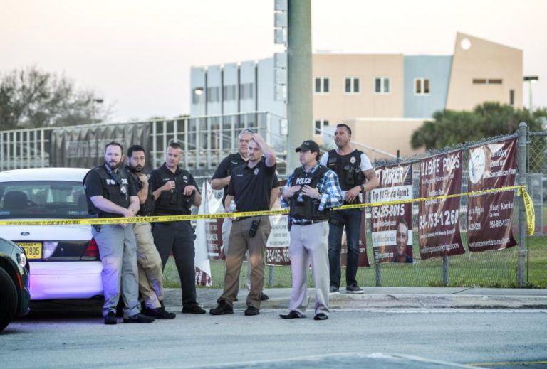 ATIRADOR NO LICEU DA FLORIDA COM 17 ACUSAÇÕES DE HOMICÍDIO PREMEDITADO